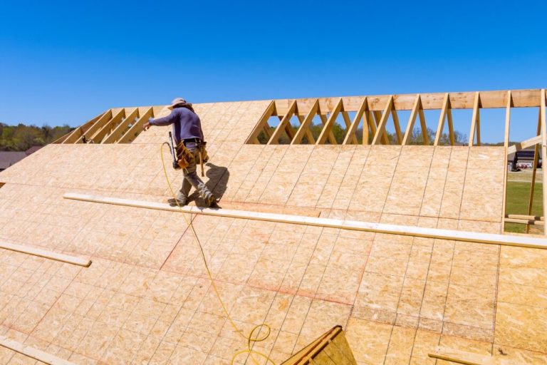 Quelle est la première étape de la construction d'un toit en bois ?